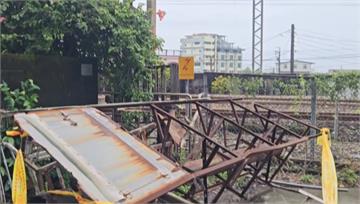巨大招牌鐵架倒臥軌道！台鐵區間快車礁溪站擦撞　宜...