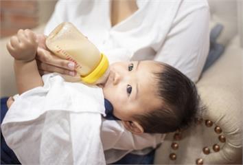 新生兒要喝多少奶量才夠？  兒科醫解析「親餵、瓶...