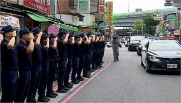 員警遭衝撞亡 「任務結束一路好走」同事列隊送別