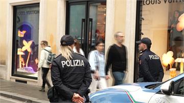 開車衝撞倉庫 羅馬路易威登遭搶3人逃逸