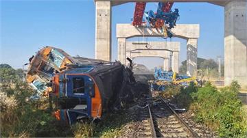 泰起重機翻覆砸中行駛中火車！釀至少22死79傷