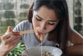 「白飯vs麵條」哪個比較好？專家給答案了 搭配這...
