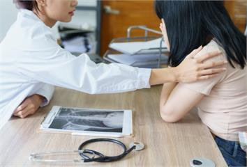 脖子莫名腫大？醫示警「淋巴癌警訊」  半數確診都...