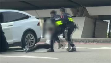 桃機一航廈驚傳槍響！特斯拉違規攬客拒檢衝撞 警轟...