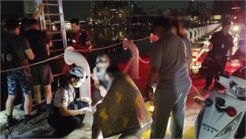 貴賓狗突暴衝！飼主急跳海救愛犬　警消架梯救援「人...
