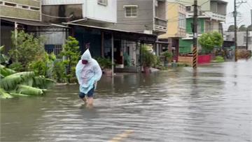 雨彈轟炸！ 台南水淹超過腳踝「整條路變小河」