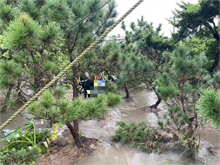 雨彈轟新北！金山潭子內「河水暴漲」狂淹　夫妻遭沖走雙亡