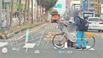 暖男國中生牽車護身障者過馬路 感動8萬網友獲封「...