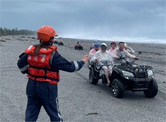 不懼薇帕風雨？民眾奔海邊觀浪、玩沙灘車