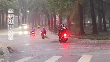 大雨狂炸！羅東運動公園 道路變河騎士繞道