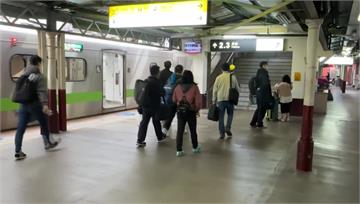 台鐵湖口站全站停電！列車延誤　旅客無奈：等1小時...