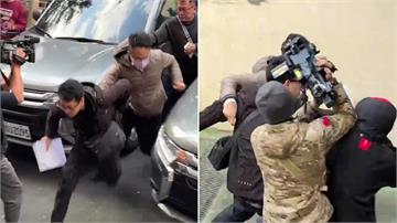掩護遭拘提保二警？雙偵防車護送＋牽手狂奔衝撞記者...