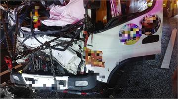 國1深夜3車追撞 小貨車車頭全毀、25歲駕駛身亡