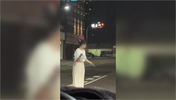 當街起乩？高雄女持剪刀揮舞　網看傻：哪尊神明降落...