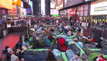 400人紐約時報廣場上席地而睡　籲重視居住正義