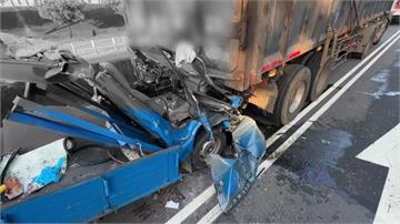 半聯結車遭追撞 小貨車車頭「塞進車底」