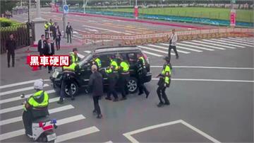 無照男自稱「皇太子」闖總統府前管制區！ 遭壓制帶...