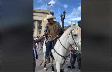 哥倫比亞國會允許議員帶寵物上班 騎白馬進國會超吸...