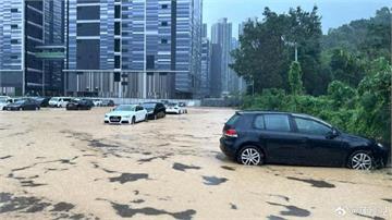 香港紅色暴雨警告　馬路淹沒變河流、汽車泡水