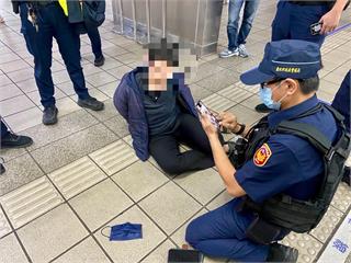 濺血！北捷板南線驚有民眾「持刀攻擊」　遭警方制伏