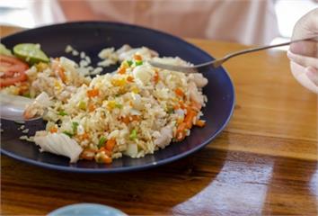 喝紅酒能增加腸道菌群？ 醫師說：吃冷飯也可以