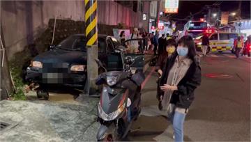 嚇！基隆轎車暴衝撞3機車 再衝上人行道釀5傷