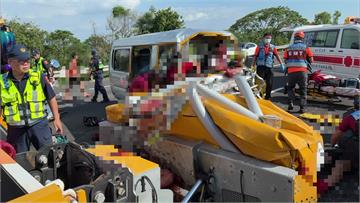 載滿國中棒球隊成員 廂型車撞防撞車「騰空重摔」驚...