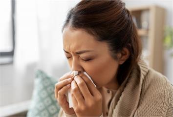 鼻塞、喉嚨卡痰、聞不到味道？醫：恐是「慢性鼻竇炎...