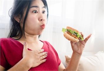 一吃就失控、又後悔想吐？醫揭背後真相  其實不少...