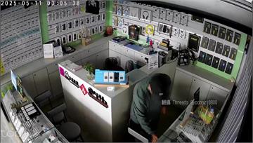 躲高捷廁所！男凌晨闖店偷走5手機　行竊畫面全被拍