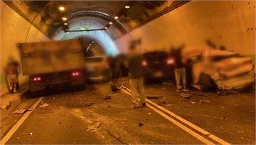 花蓮跳浪隧道「多車撞一團」 計程車嚴重變形滿地全...