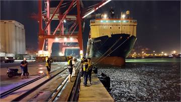 高雄港晚間發生休旅車墜海事件！傷亡仍未知 持續搜...