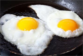 蛋黃呈乳白色能吃嗎？ 專家釋疑「蛋黃顏色之謎」....