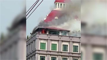 台中知名餐廳「新天地」梧棲店 頂樓加蓋竄濃煙