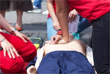 第一時間救命CPR怎麼做？  1圖看懂「CPR心...