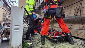 汐止傳墜樓意外！ 七旬獨居婦3樓澆花摔落1樓雨遮...