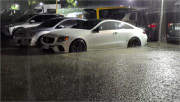 大雨狂襲！新北泰山戶外停車場「水深半個輪胎高」 ...