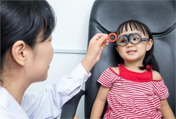 學齡前就可能近視！醫師提醒：散瞳檢查＋良好生活習...