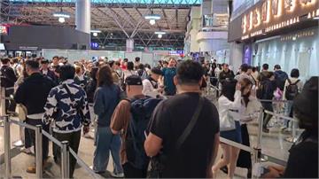 光復連假首日 桃機出入境大廳被人潮「擠爆」網諷：...