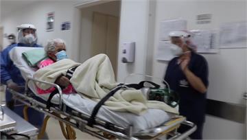104歲人瑞兩度戰勝新冠病毒 醫列隊歡送出院