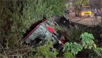 台中公車撞護欄翻落邊坡「樹枝穿車」！駕駛疑身體不...