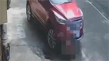 蹲門口跟狗玩遭轎車輾過！女肋骨多處骨折、小狗慘死...