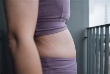 為何女生特別容易小腹凸？醫揭真相 教你3個瘦小腹...