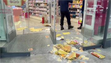 疑百貨借充電遭拒 民眾門口燒冥紙洩憤遭警帶回 