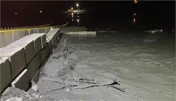 花蓮馬太鞍溪新堰塞湖晚間21:09溢流！　洪水淹...