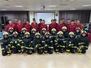 新北消防局師徒制授業儀式 培育新世代英勇消防員