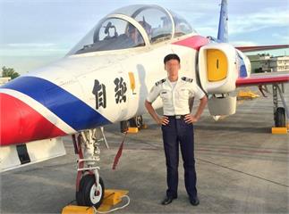 「因為想飛加入空軍」 28歲年輕飛官陳奕執飛F-...