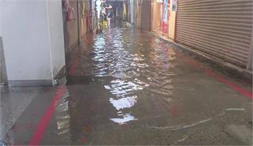 基隆港海水倒灌　海洋廣場水淹至馬路、廟口夜市店家急築沙包牆擋水