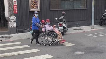 行人地獄！2女推輪椅過馬路 超過10輛汽機車不禮...