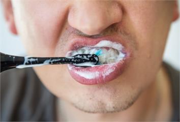 每天喝咖啡卻害牙齒變黃？醫教「6招」避免染色  ...